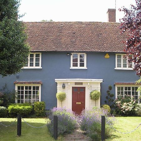 Отель Bonningtons Stansted Self Catering Станстед Маунтфитчет Экстерьер фото