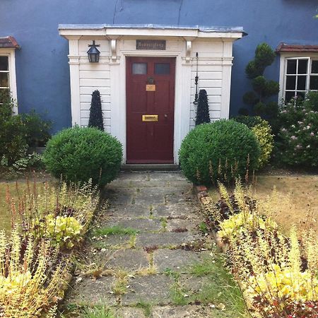 Отель Bonningtons Stansted Self Catering Станстед Маунтфитчет Экстерьер фото