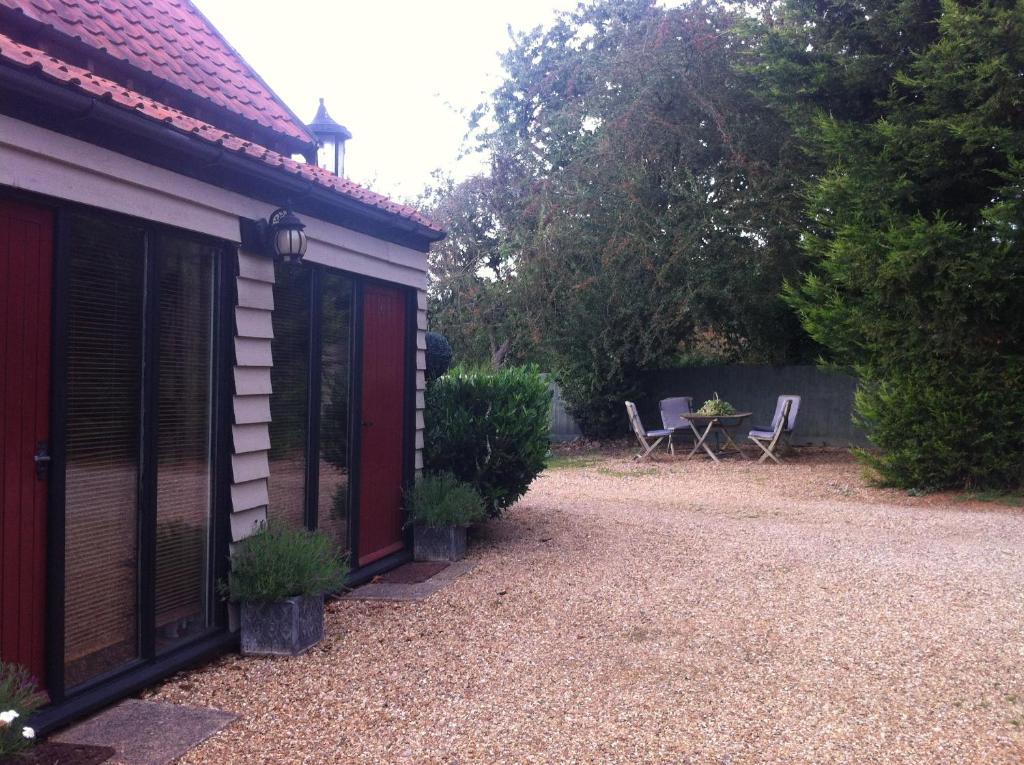 Отель Bonningtons Stansted Self Catering Станстед Маунтфитчет Номер фото