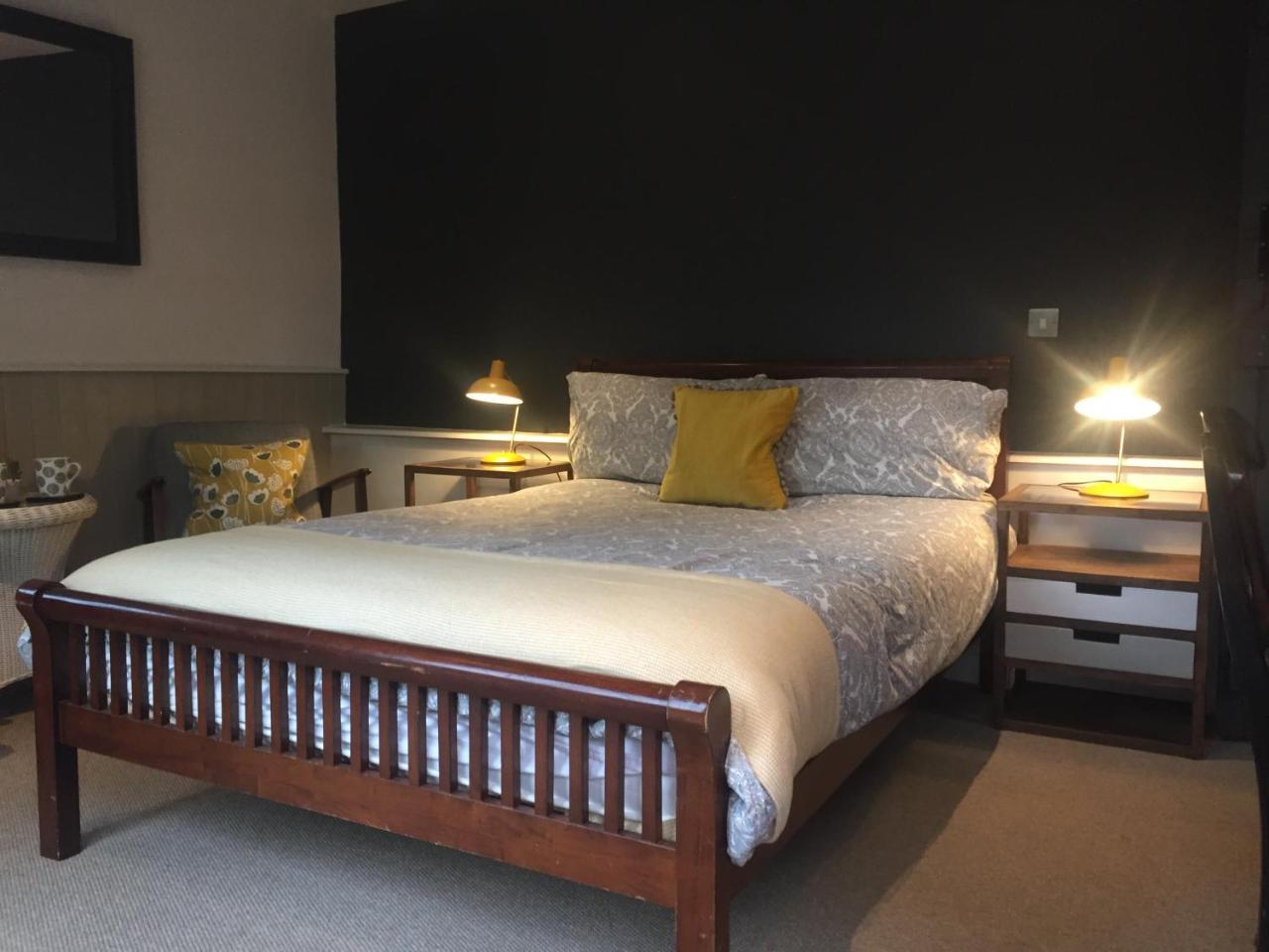 Отель Bonningtons Stansted Self Catering Станстед Маунтфитчет Экстерьер фото