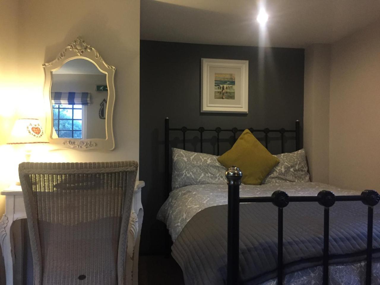 Отель Bonningtons Stansted Self Catering Станстед Маунтфитчет Экстерьер фото