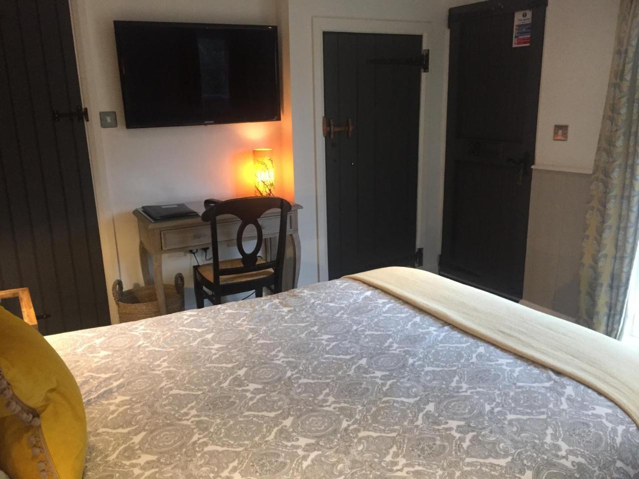 Отель Bonningtons Stansted Self Catering Станстед Маунтфитчет Экстерьер фото