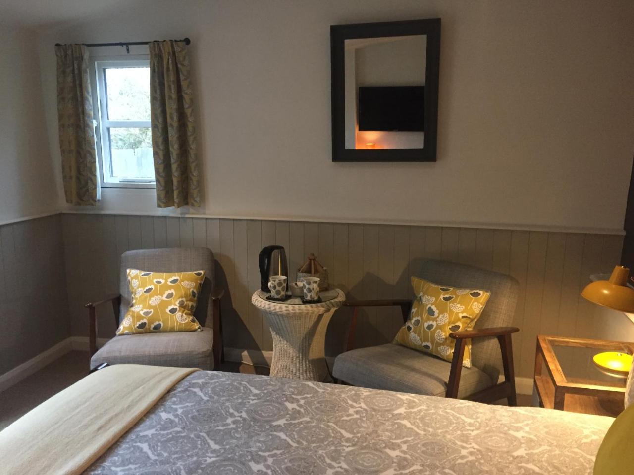 Отель Bonningtons Stansted Self Catering Станстед Маунтфитчет Экстерьер фото