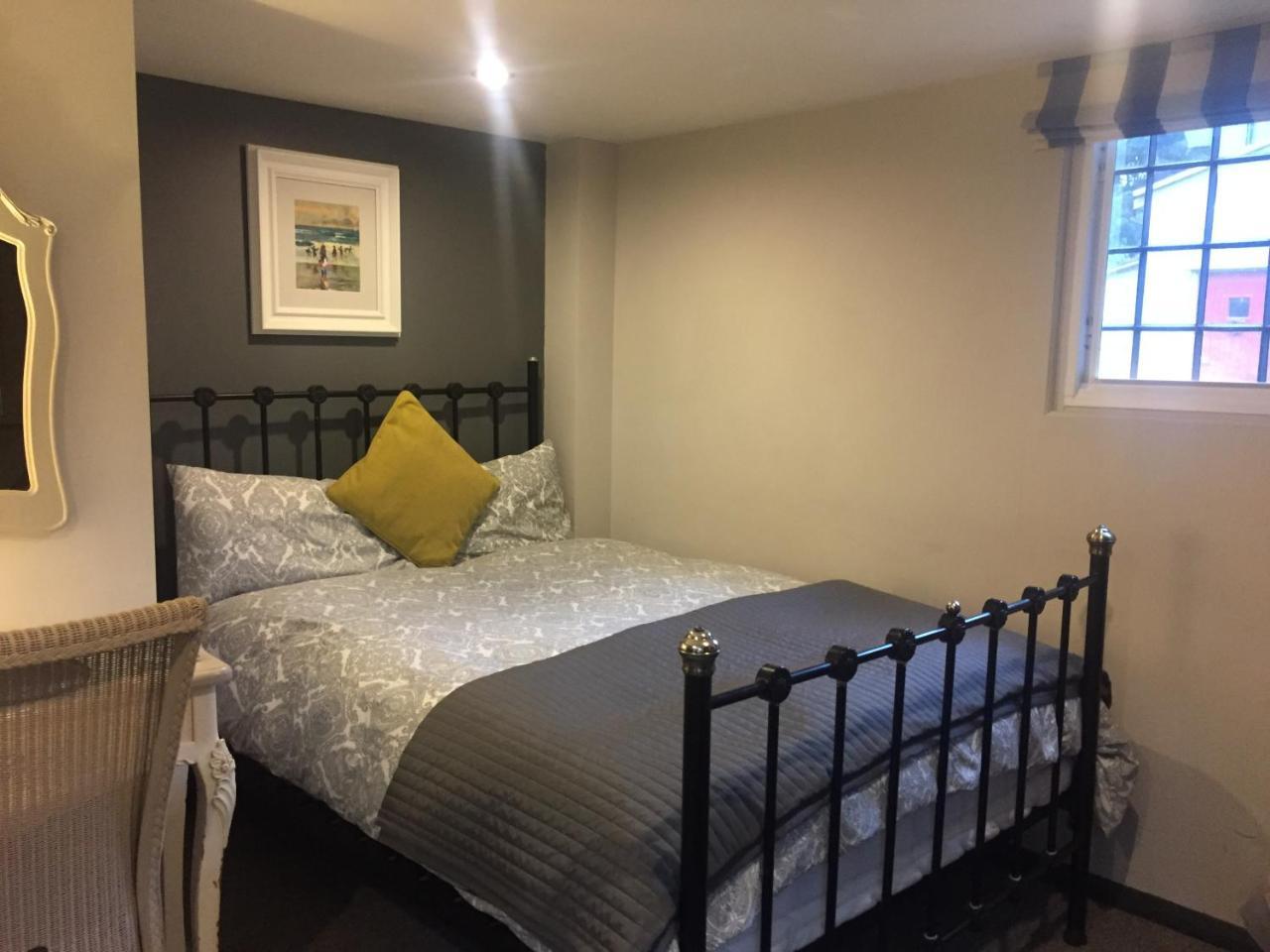 Отель Bonningtons Stansted Self Catering Станстед Маунтфитчет Экстерьер фото