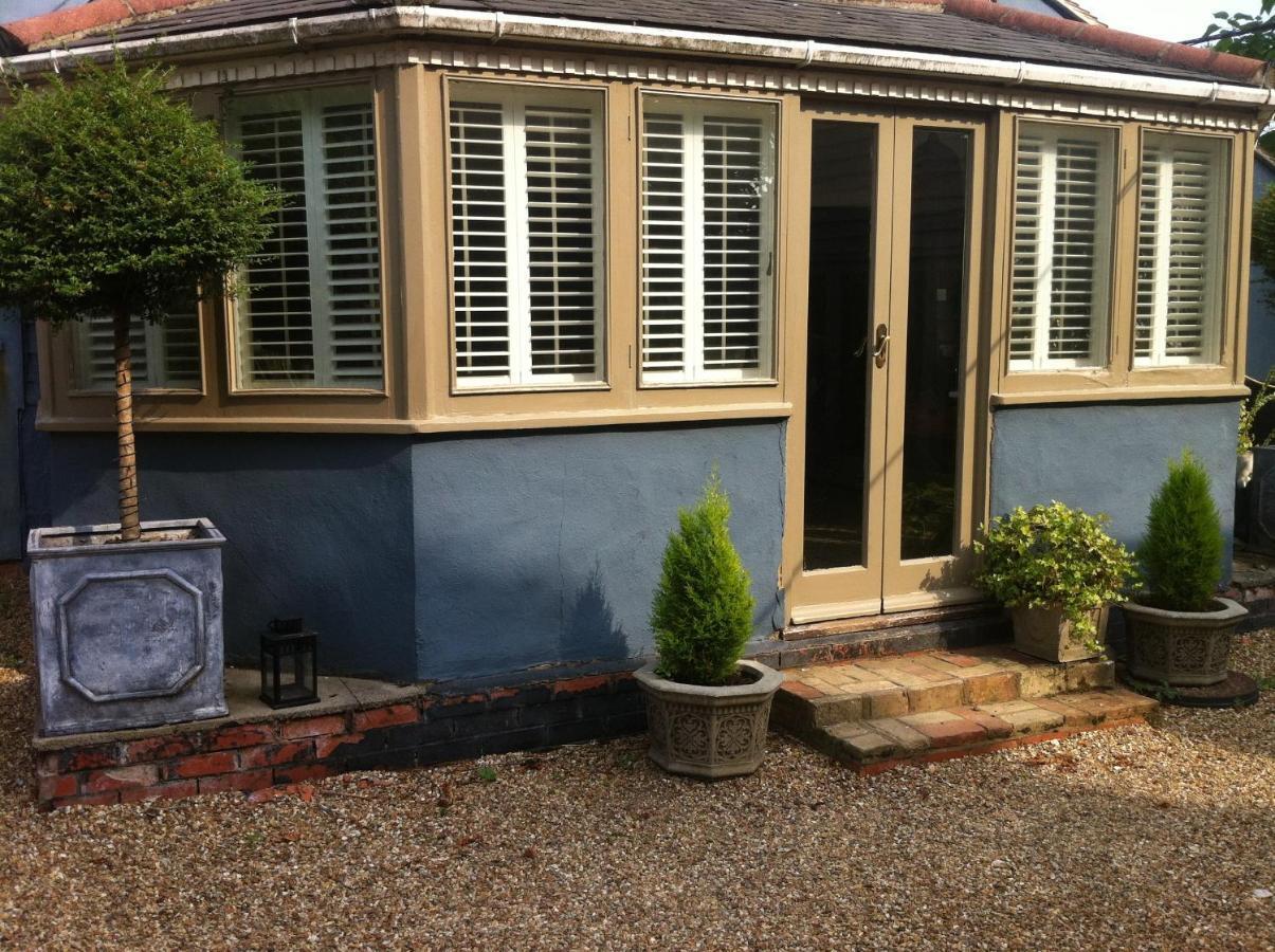 Отель Bonningtons Stansted Self Catering Станстед Маунтфитчет Номер фото